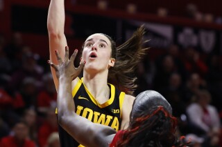 Caitlin Clark treats sellout crowd to a triple double No. 4 Iowa